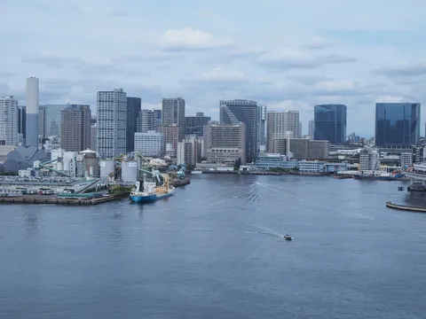 港湾都市の摩天楼と货物船