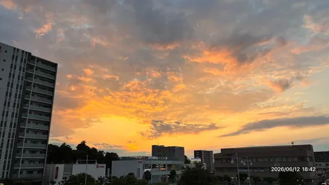 空とビル、時を告げる夕暮れ