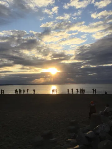 光芒とシルエットの海岸線
