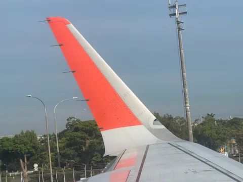 空への旅立ち、翼の先
