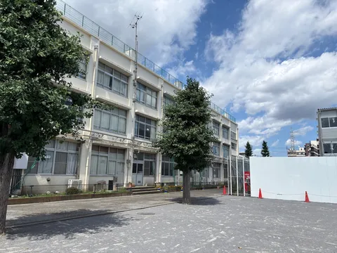 青空と校舎、夏の日の記憶