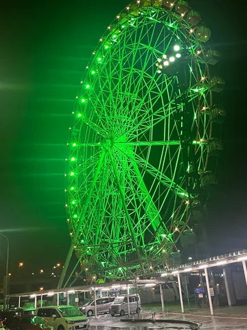 緑に染まる観覧車