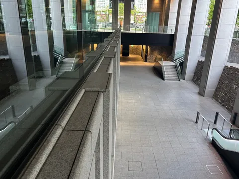 都会の駅の人のいない姿