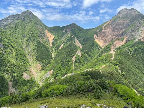 緑萌える山の稜線、雲の絨毯