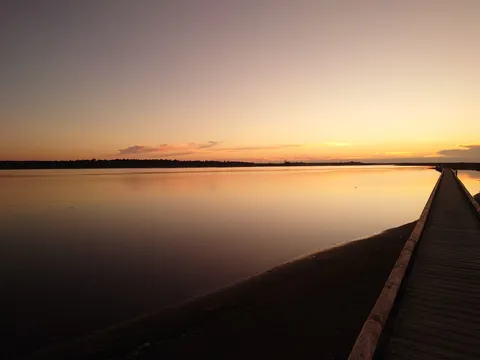 夕暮れの小径、水面に映る空