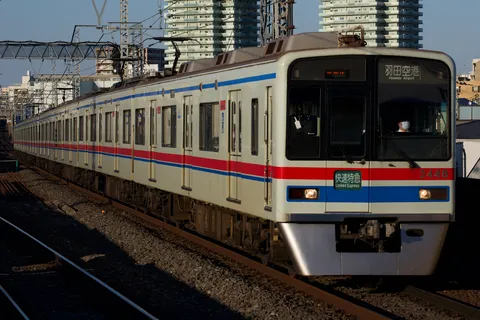 空港へ急ぐ、都会の列車