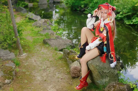涼やかな水辺のコスプレイヤー