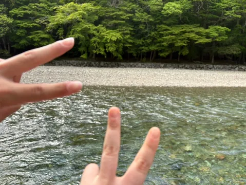 川辺でピースサイン！