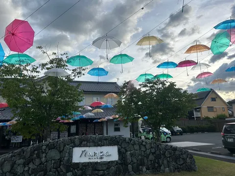 虹色の傘が彩る空のアート