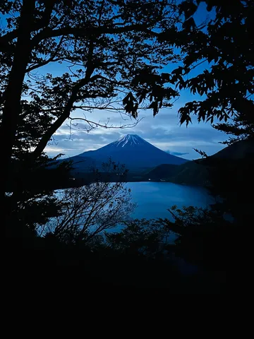 静寂に包まれた富士山の夜明け