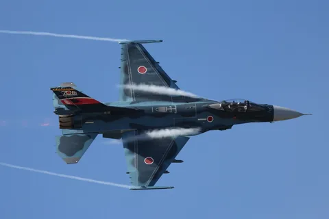 青空を切り裂く軌跡