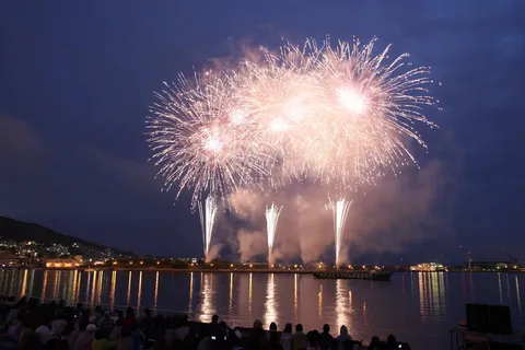 夜空と水面を染める花火