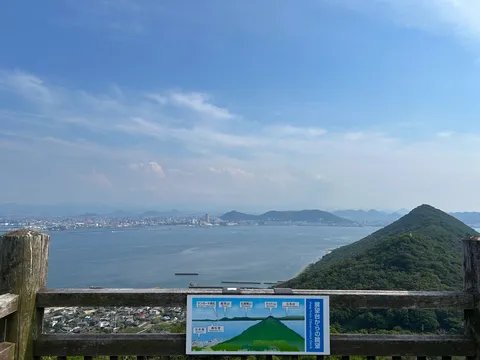青い海と緑の山、街並みのパノラマ