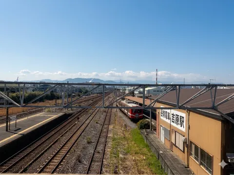 青空と線路、ノスタルジーな駅