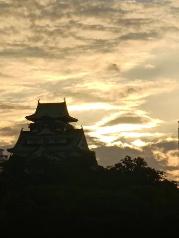 夕闇に浮かぶ古城のシルエット