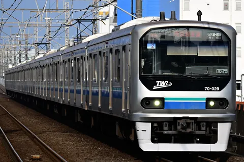 疾走する緑と青のライン