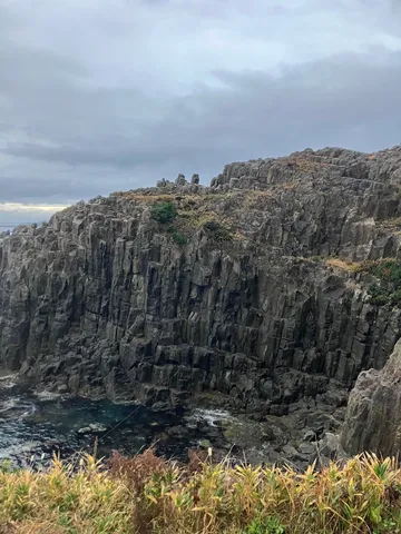 絶壁と波打ち際、静かな海
