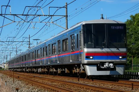都会を駆け抜ける青と赤の軌跡