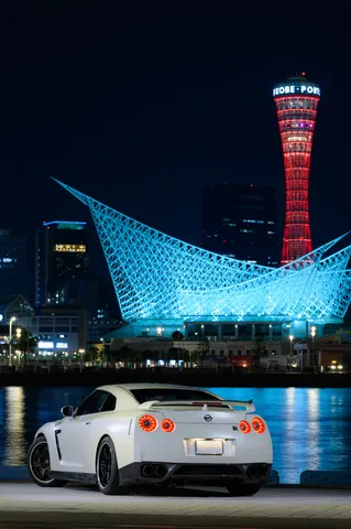 夜の港に煌めくGT-R