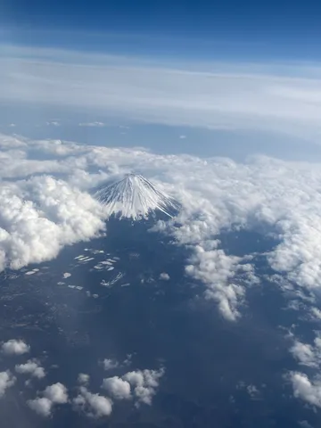 雲海に浮かぶ雪化粧の山