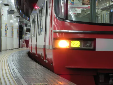 電車と駅員の日常の一コマ