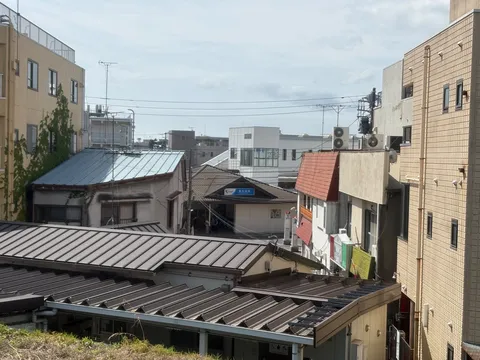 路地裏の細い光線