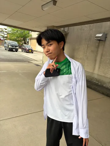 スマホと白シャツの日常