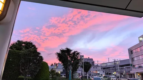 茜色の空と街のコントラスト