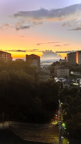 茜空に染まる街並み、道標の明かり