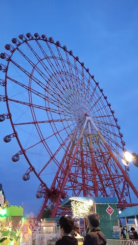 空にそびえる夢の観覧車