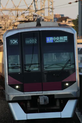 夕暮れの通勤電車の輪郭