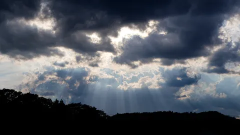 雲間から差し込む光の神秘