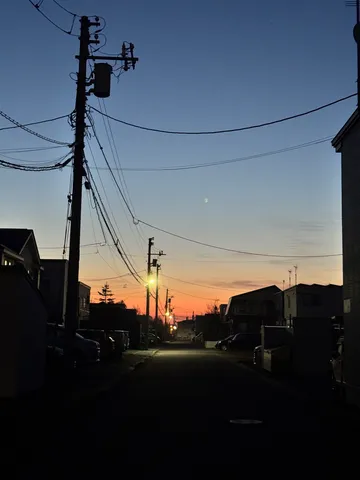藍色とオレンジのコントラスト、静かな夕暮れ