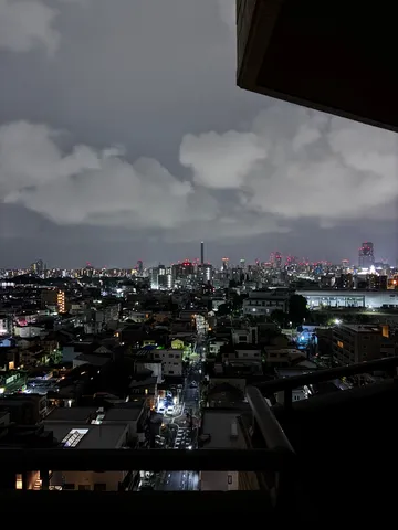 都会の灯りが誘う、夜景のグラデーション