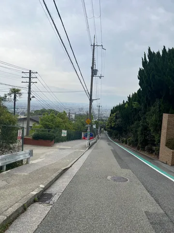 下り坂の先に広がる街並み