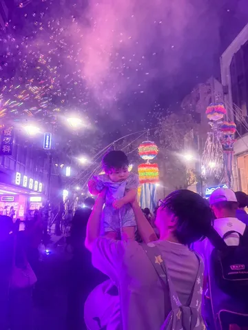 夏の夜空に浮かぶ、夏の思い出
