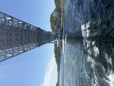 大迫力の橋と渦巻く水面