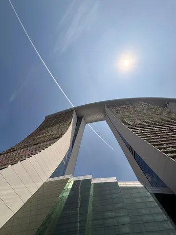 天空の交差、未来都市の息吹