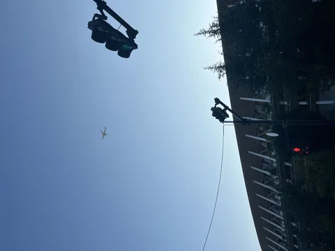 空を舞う機体と街の灯り