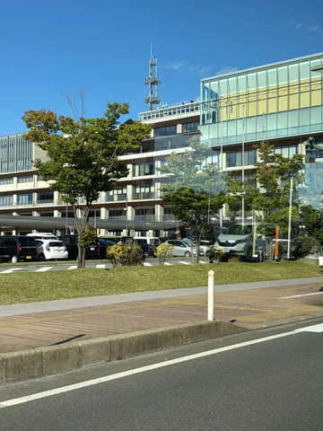 青空とガラスの街角