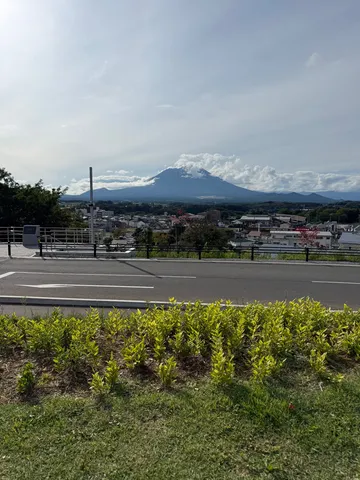 山を映す街の静寂