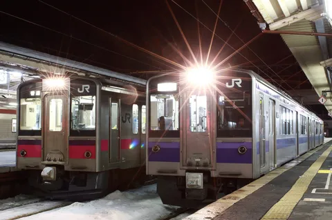 夜の駅で光が弾む列車
