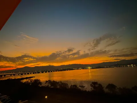 黄昏の橋と水面の輝き