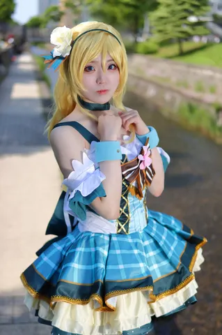 水辺に佇むコスプレイヤー