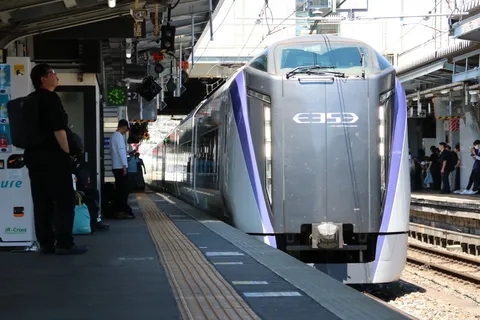 銀色の列車が走る駅の空気