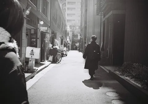 路地に落ちる光の列