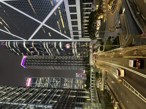 煌めく高層ビル群の夜景