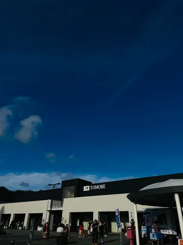 青空と白い建物の対話