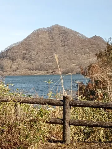 風静かな水面と冬山