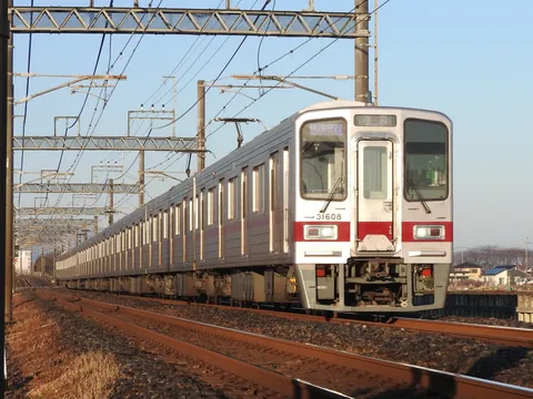 響く電車の旅、光と影のコントラスト